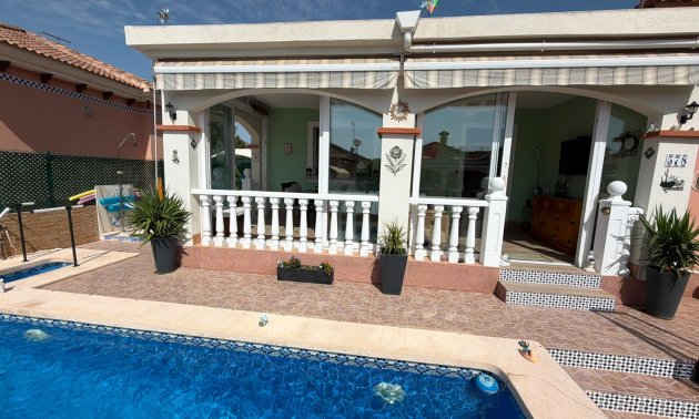 Reventa - Villa -
Los Montesinos - La Herrada