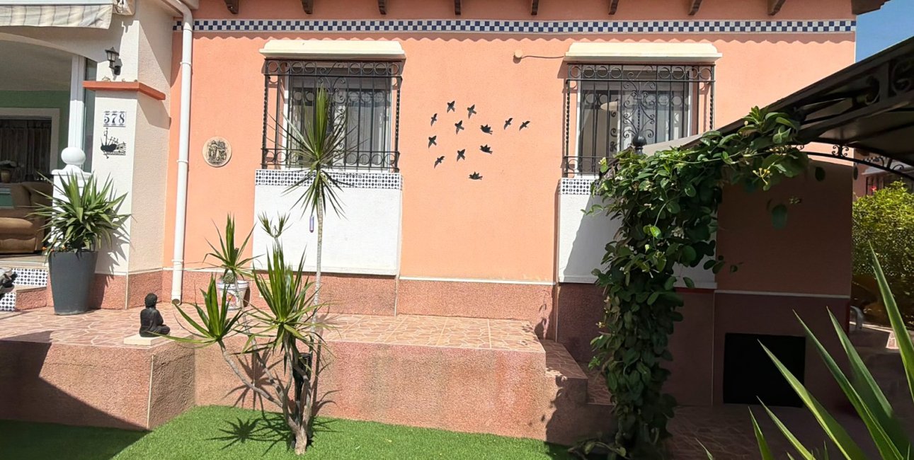 Reventa - Villa -
Los Montesinos - La Herrada