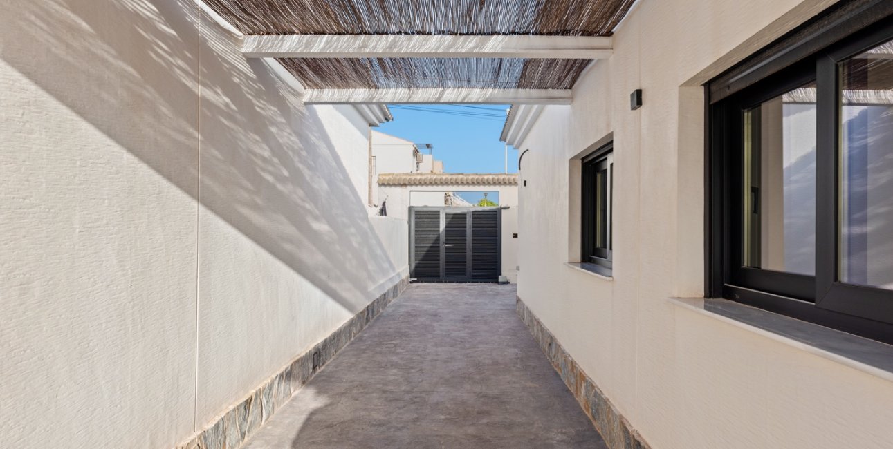 Resale - Villa -
Torrevieja - El Chaparral