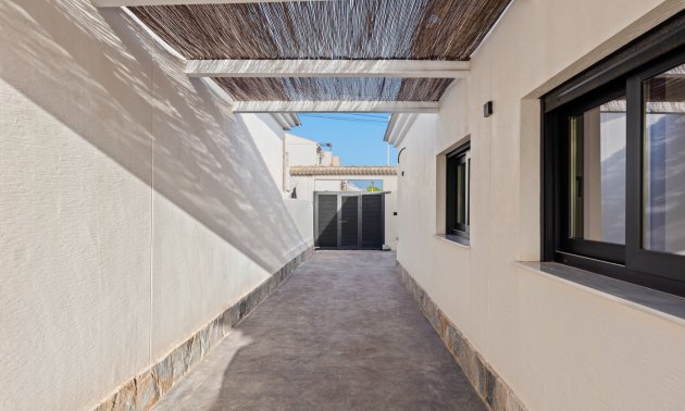 Resale - Villa -
Torrevieja - El Chaparral