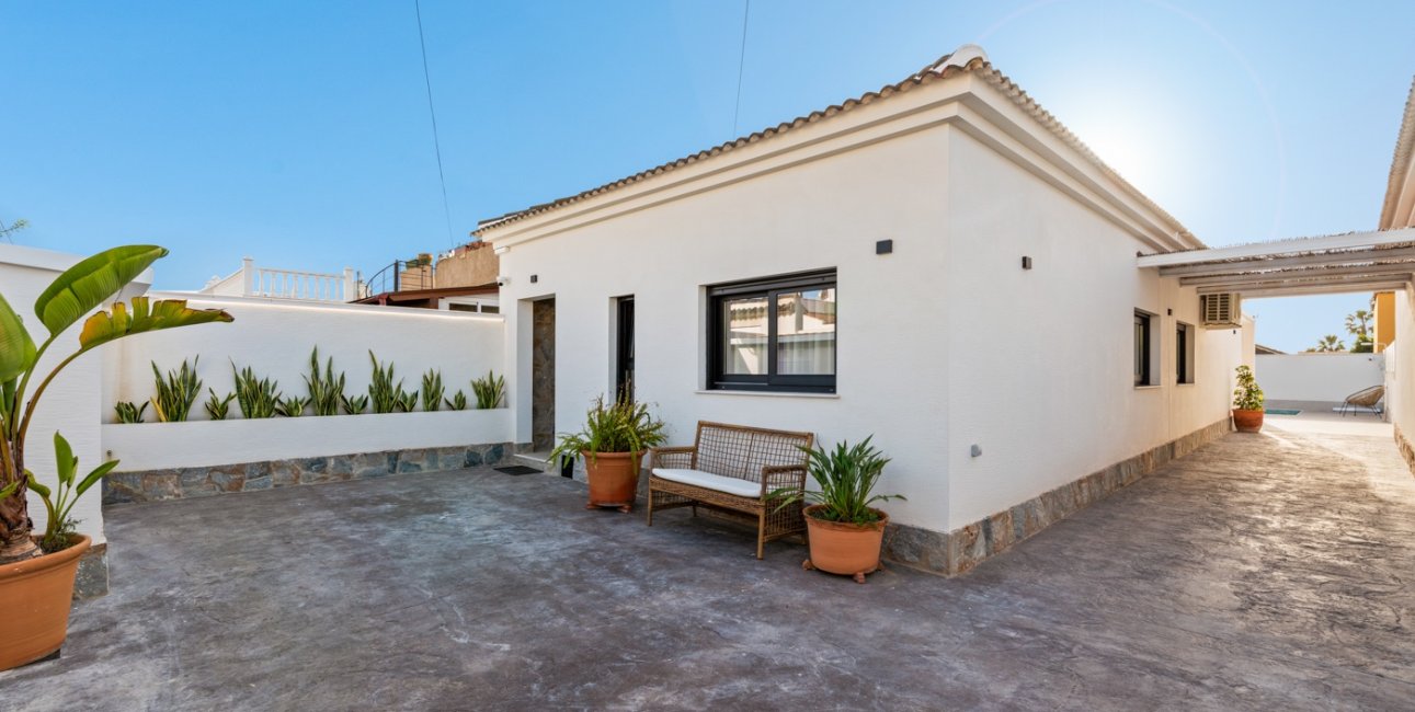Resale - Villa -
Torrevieja - El Chaparral