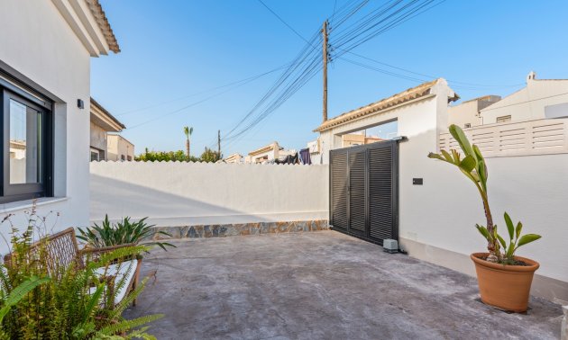 Resale - Villa -
Torrevieja - El Chaparral