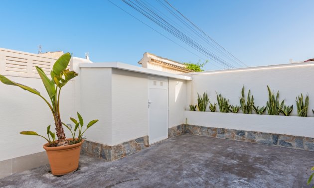 Resale - Villa -
Torrevieja - El Chaparral