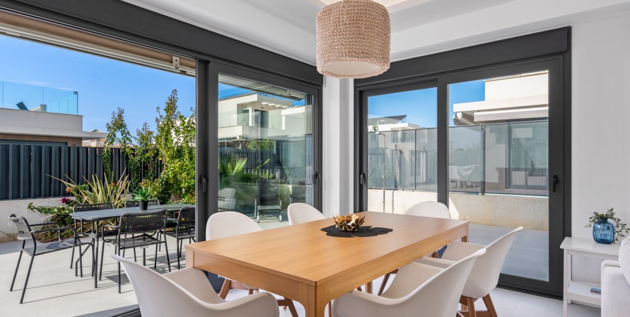 Resale - Townhouse -
La Marina - La Marina - Urbanization