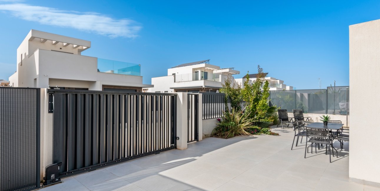 Resale - Townhouse -
La Marina - La Marina - Urbanization