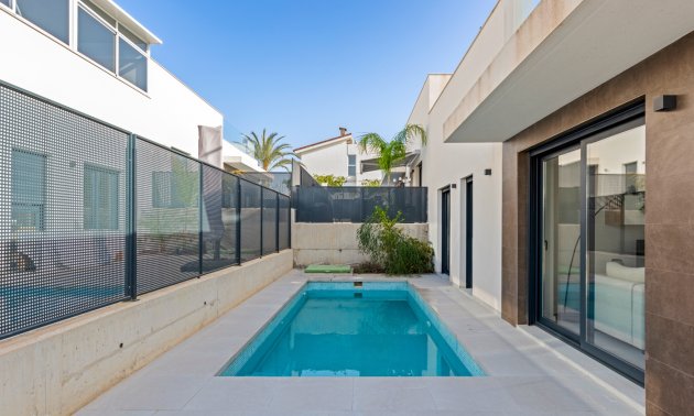 Resale - Townhouse -
La Marina - La Marina - Urbanization