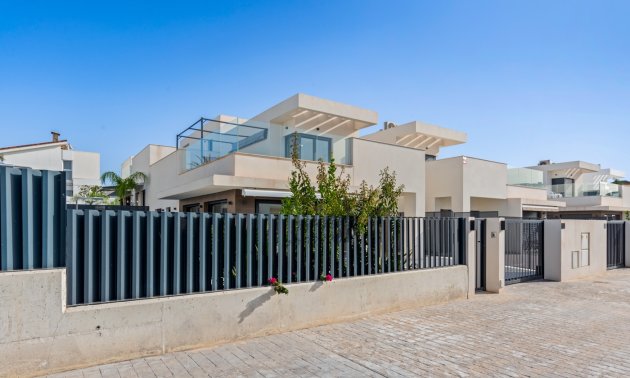 Resale - Townhouse -
La Marina - La Marina - Urbanization