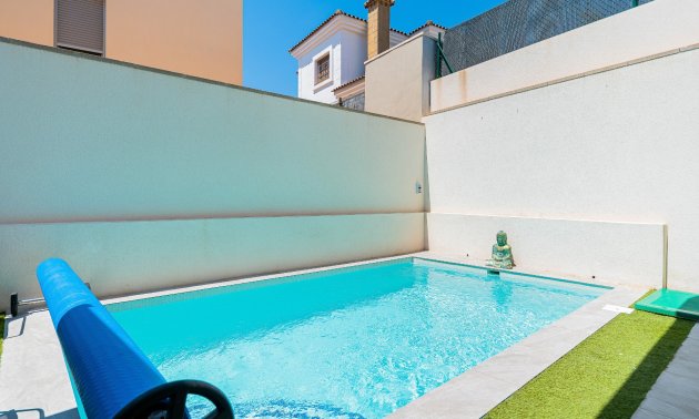 Reventa - Villa -
Los Montesinos - La Herrada