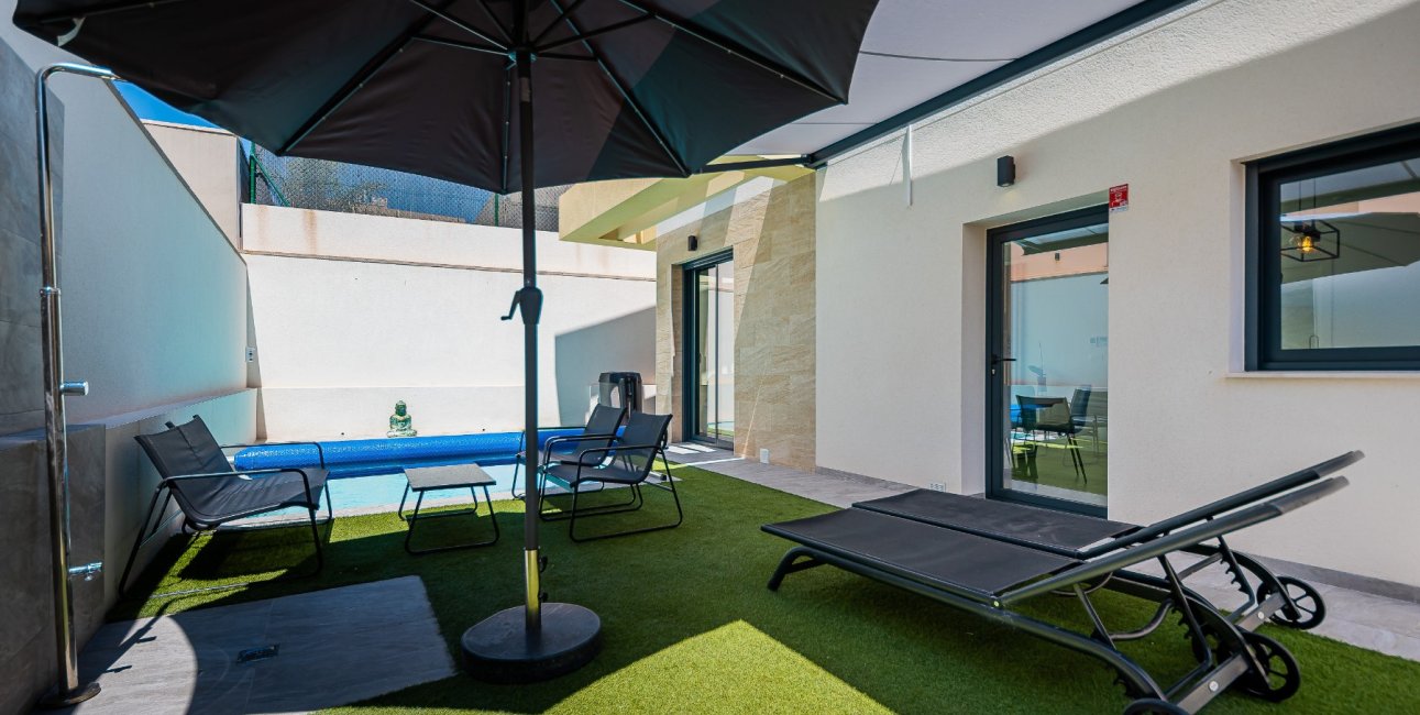 Reventa - Villa -
Los Montesinos - La Herrada