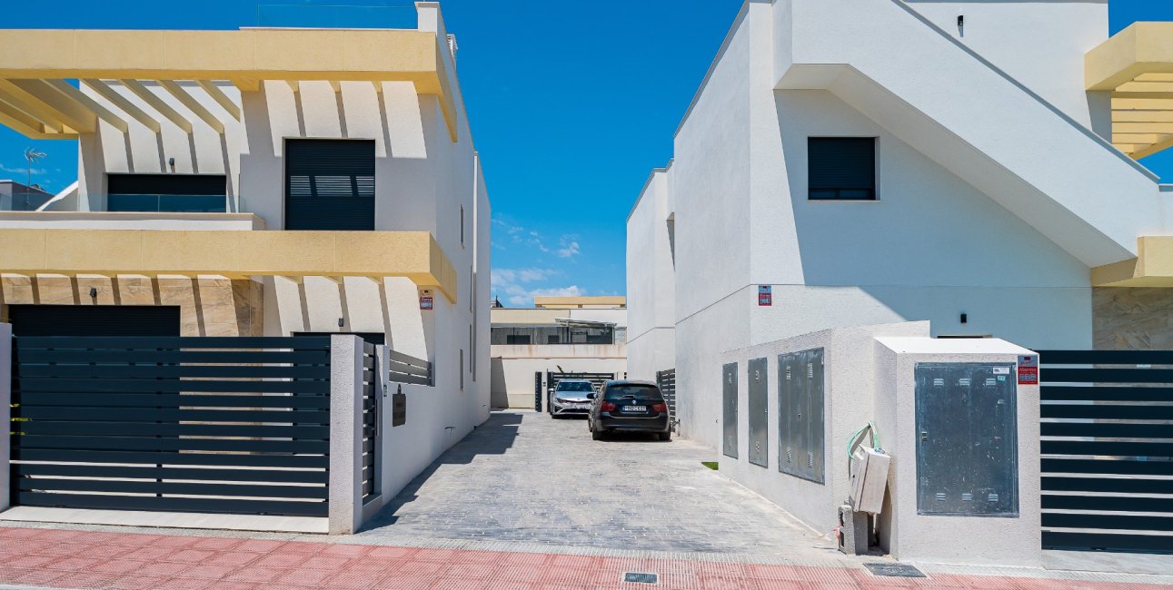 Reventa - Villa -
Los Montesinos - La Herrada