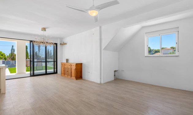 Reventa - Finca -
Los Montesinos - La Herrada