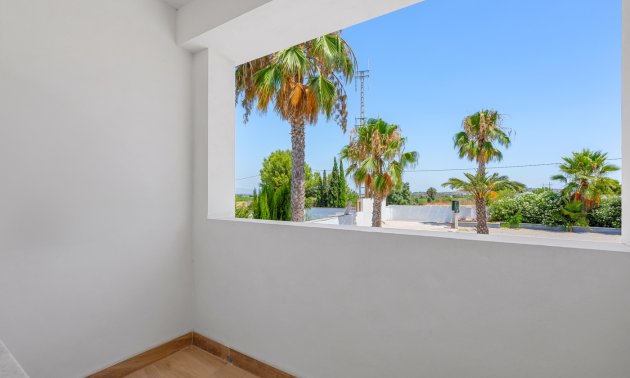 Reventa - Finca -
Los Montesinos - La Herrada