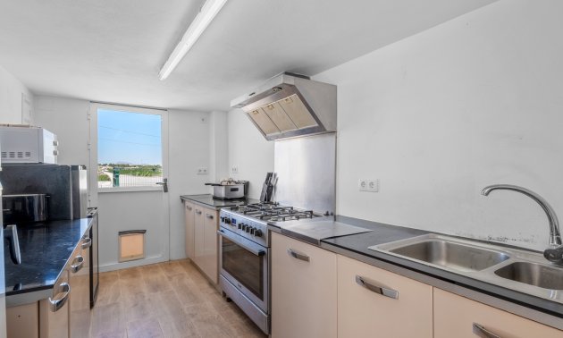 Reventa - Finca -
Los Montesinos - La Herrada