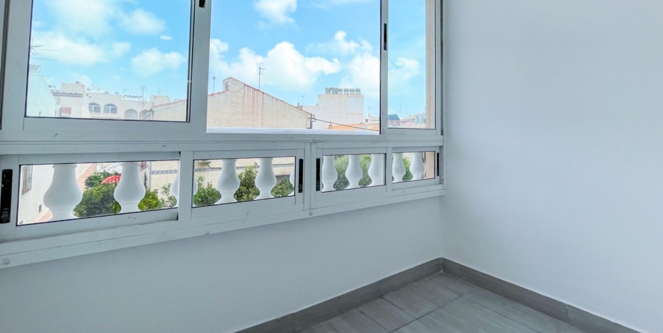 Resale - Apartment / flat -
Torrevieja - Torrevieja - Centre