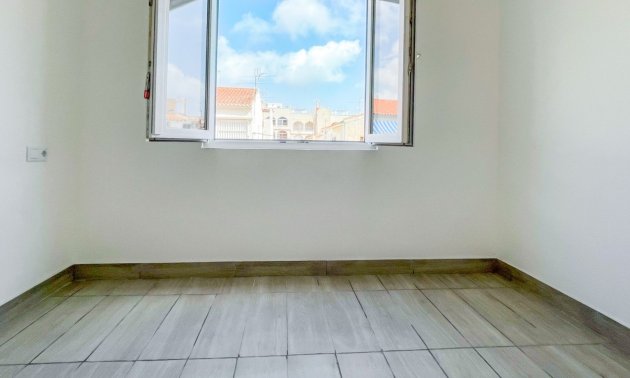 Resale - Apartment / flat -
Torrevieja - Torrevieja - Centre