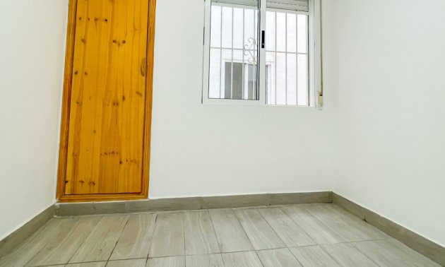 Resale - Apartment / flat -
Torrevieja - Torrevieja - Centre