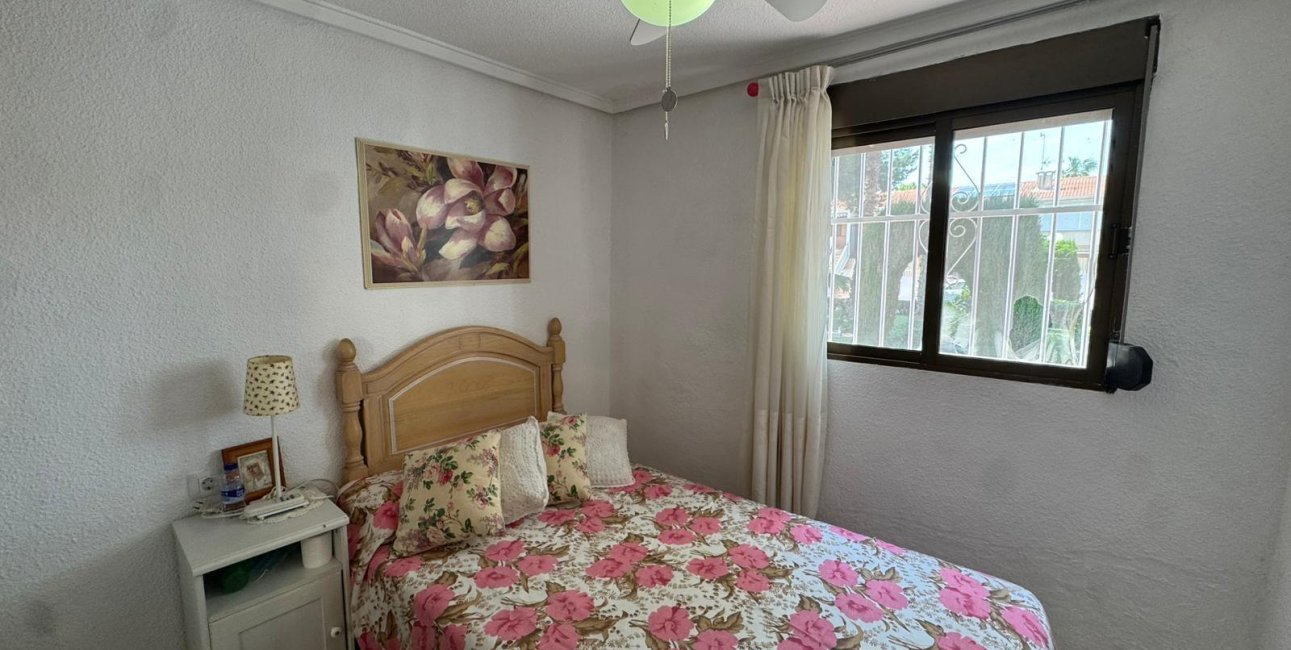 Resale - Bungalow -
Torrevieja - Playa de los Naufragos