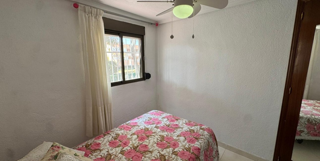 Resale - Bungalow -
Torrevieja - Playa de los Naufragos