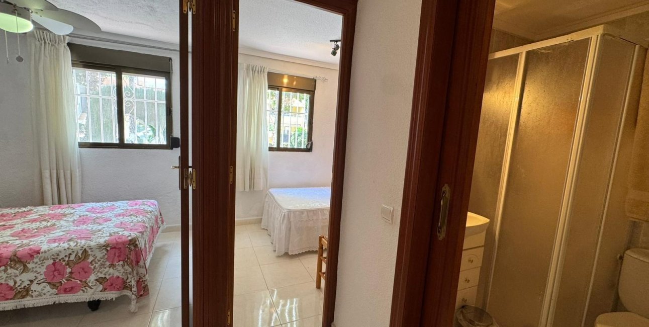 Resale - Bungalow -
Torrevieja - Playa de los Naufragos