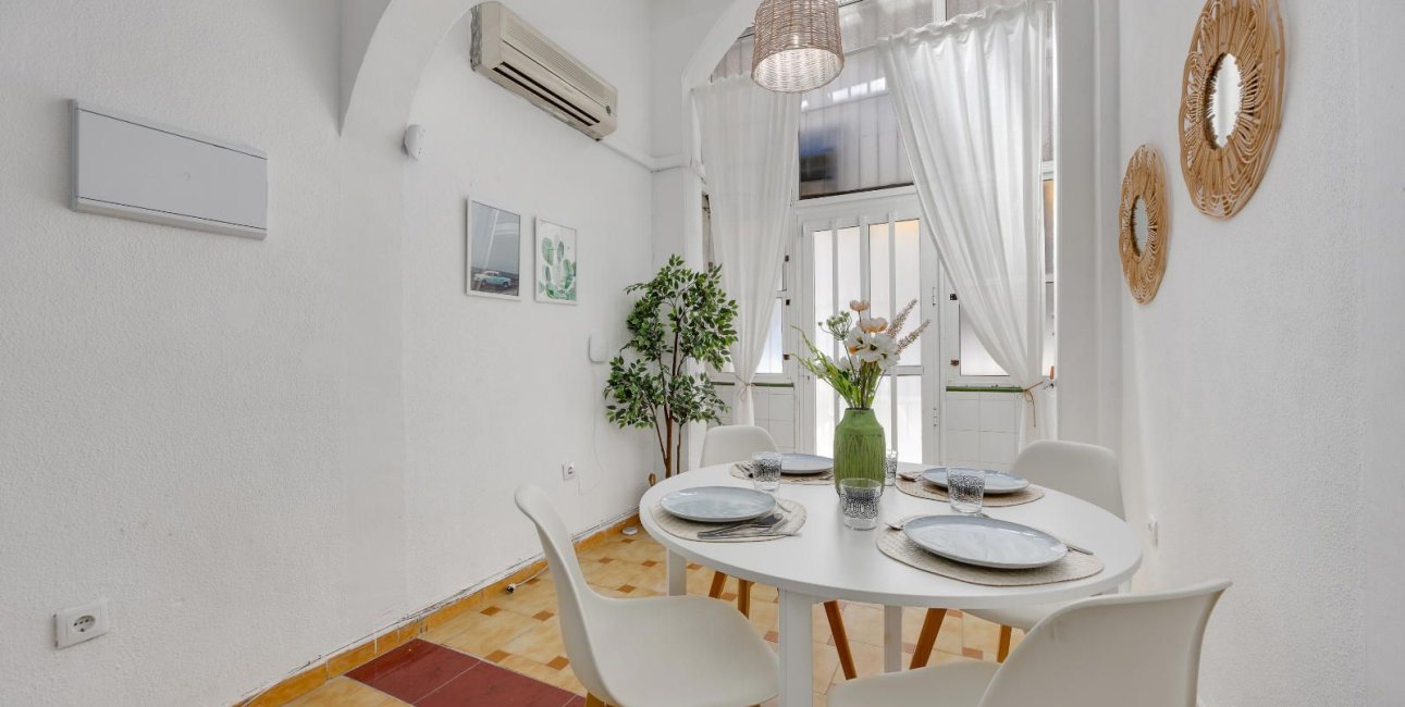 Resale - Apartment / flat -
Torrevieja - Playa del Cura