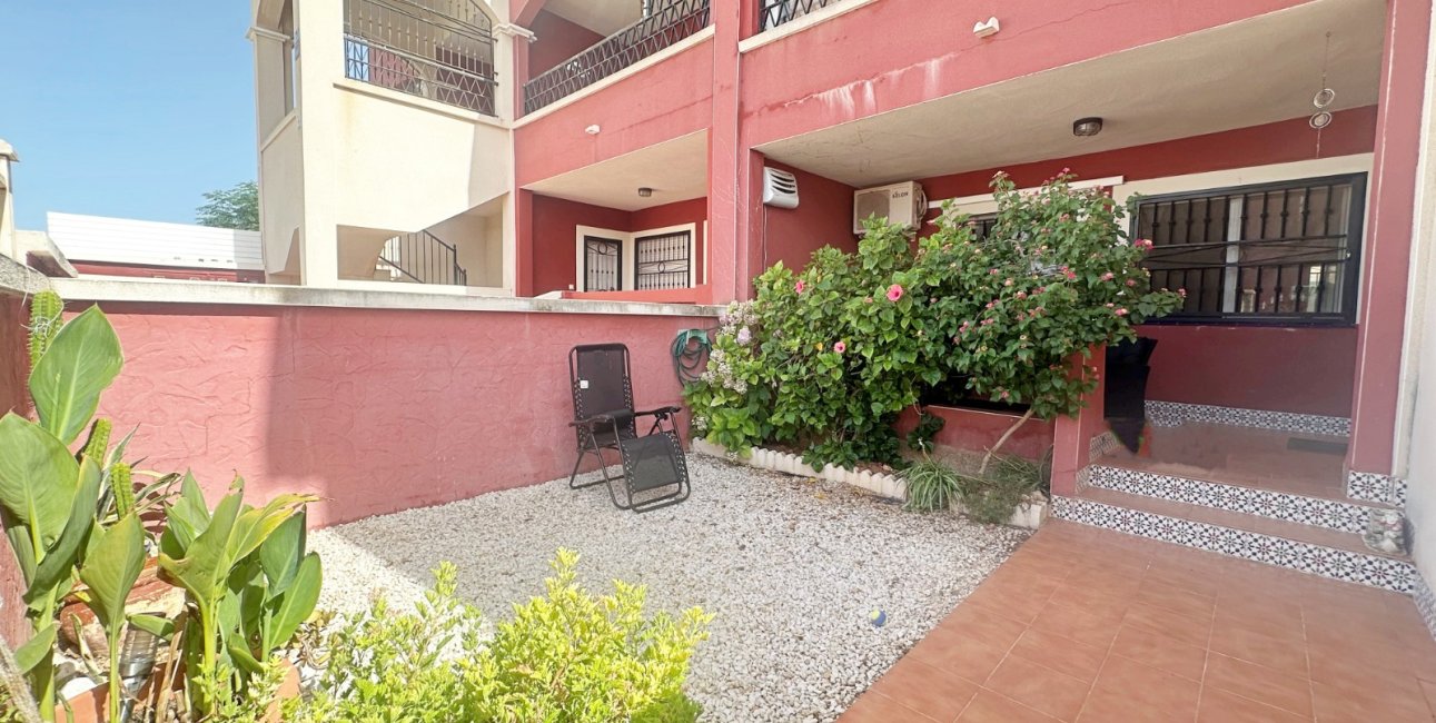Resale - Bungalow -
Torrevieja