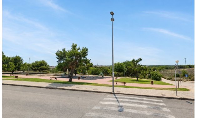 Resale - Bungalow -
Torrevieja