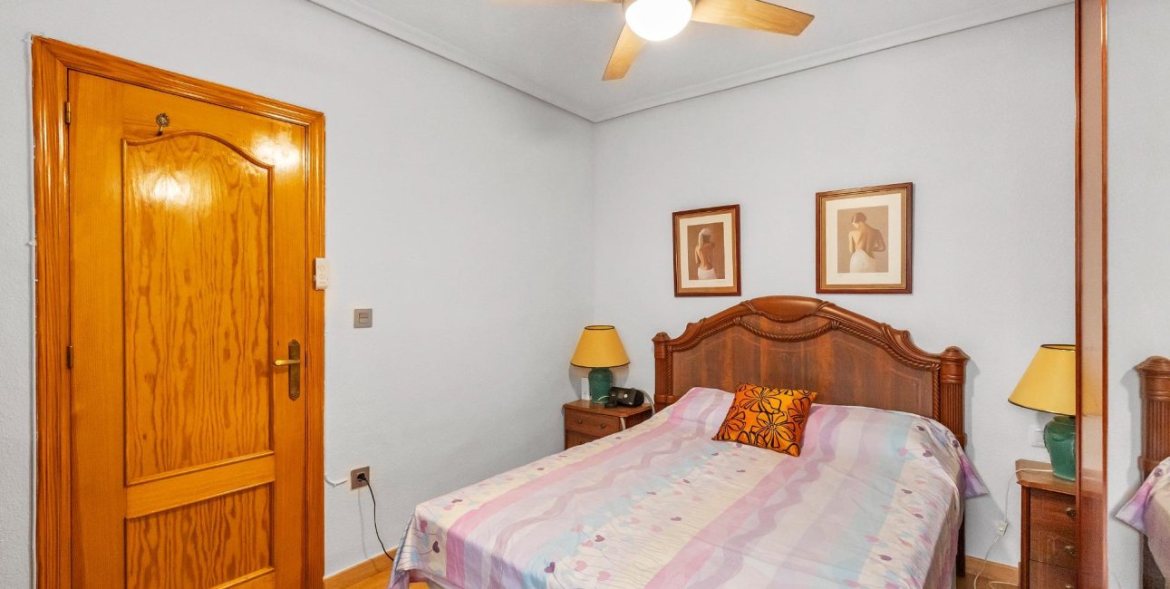 Resale - Apartment / flat -
Torrevieja - Paseo maritimo
