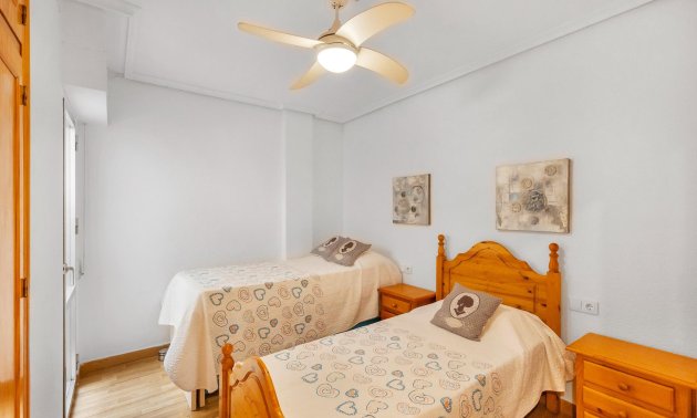 Resale - Apartment / flat -
Torrevieja - Paseo maritimo