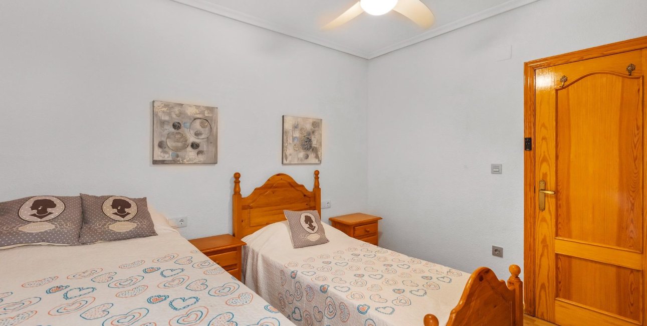 Resale - Apartment / flat -
Torrevieja - Paseo maritimo