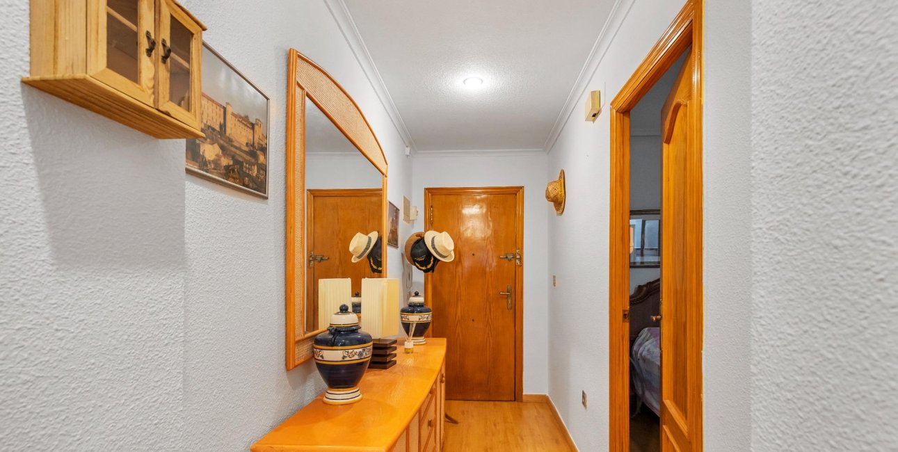 Resale - Apartment / flat -
Torrevieja - Paseo maritimo