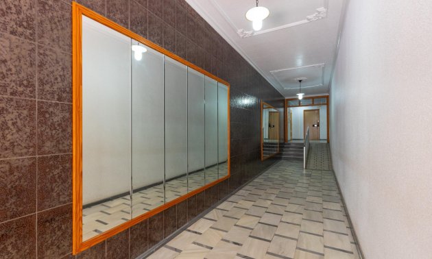 Resale - Apartment / flat -
Torrevieja - Paseo maritimo