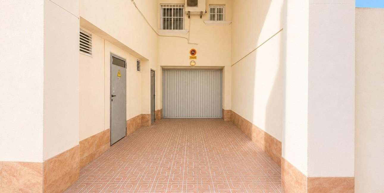 Wynajem długoterminowy - Garaż -
Torrevieja - Centro