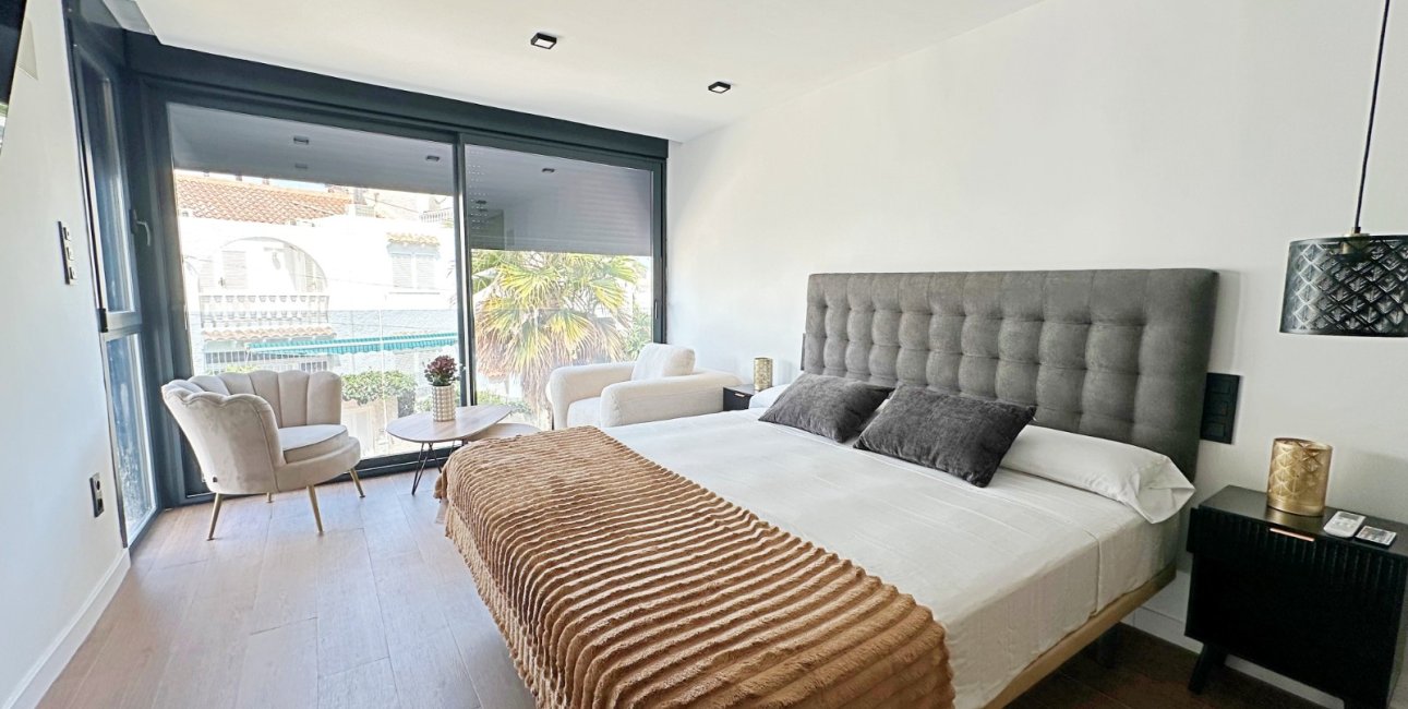 Resale - Townhouse / Terraced House -
Torrevieja