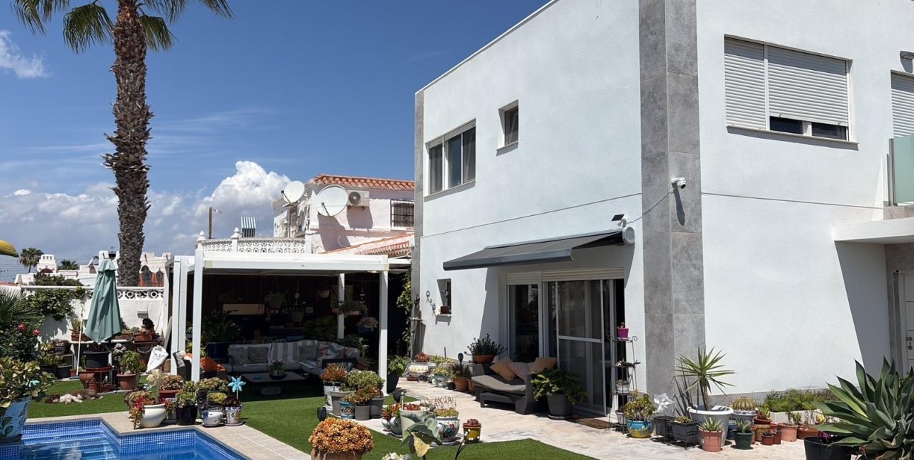 Resale - Villa / House -
Torrevieja - La Siesta