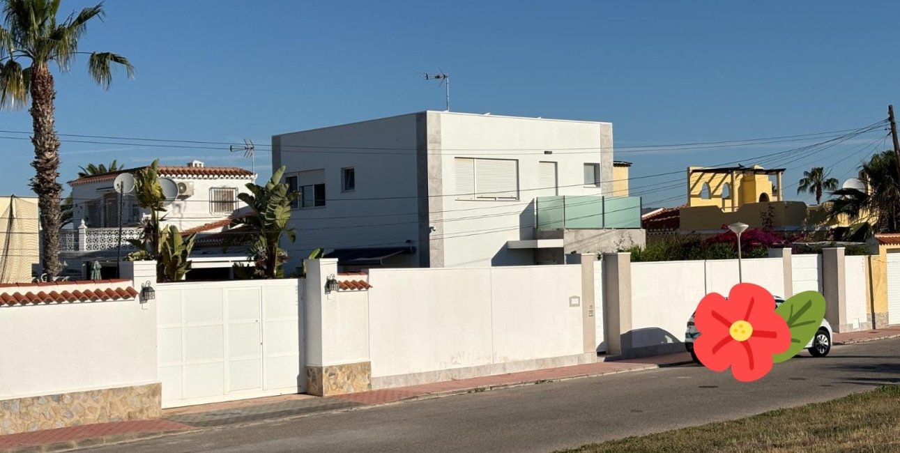 Resale - Villa / House -
Torrevieja - La Siesta