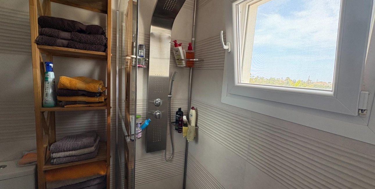 Resale - Villa / House -
Torrevieja - La Siesta