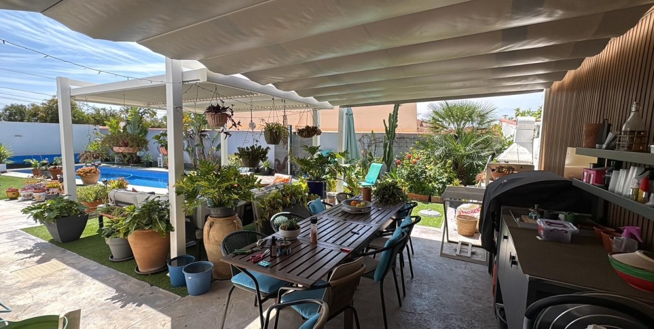 Resale - Villa / House -
Torrevieja - La Siesta