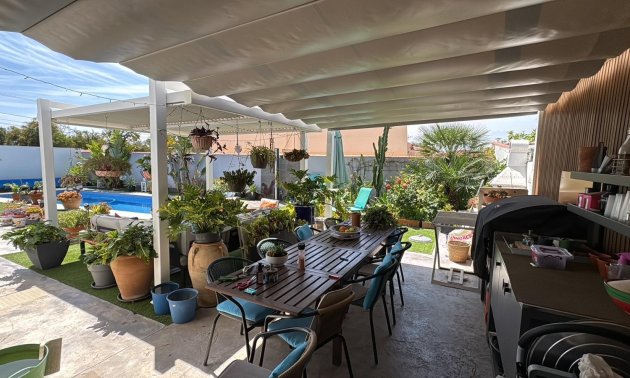 Resale - Villa / House -
Torrevieja - La Siesta