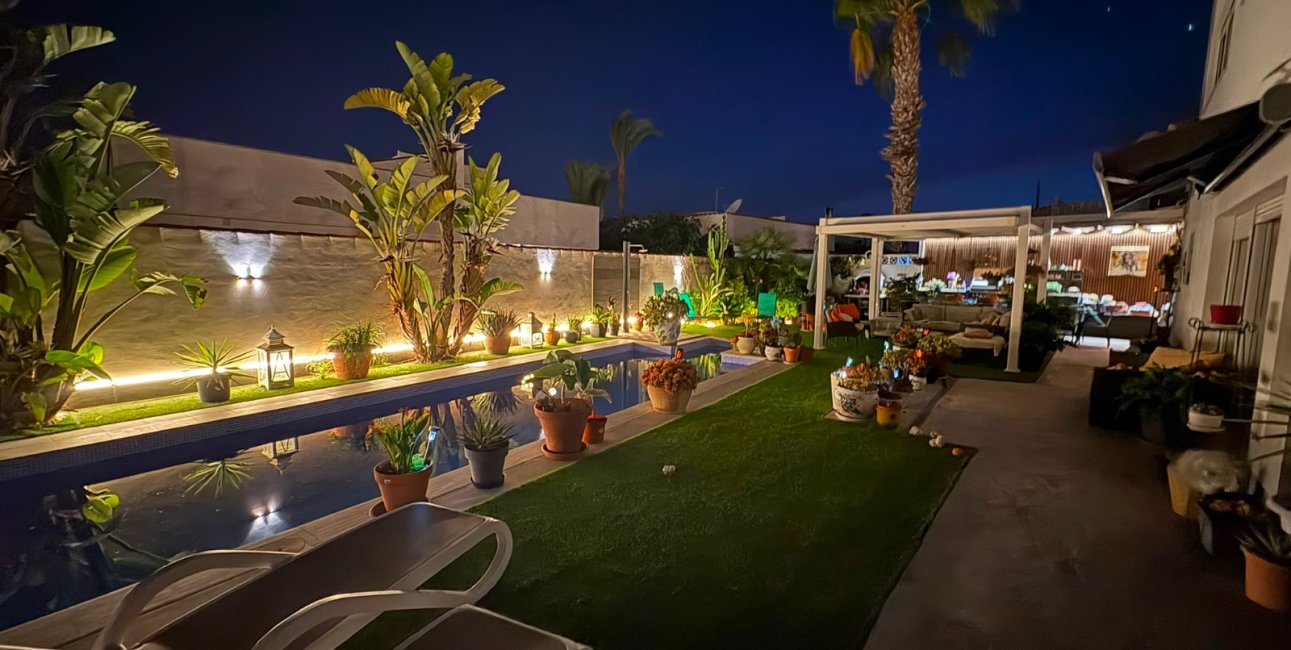 Resale - Villa / House -
Torrevieja - La Siesta