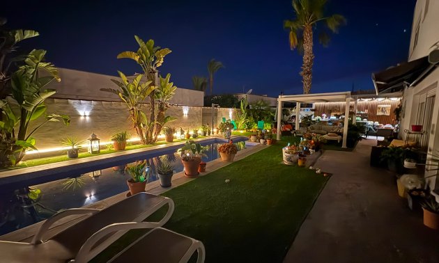 Resale - Villa / House -
Torrevieja - La Siesta