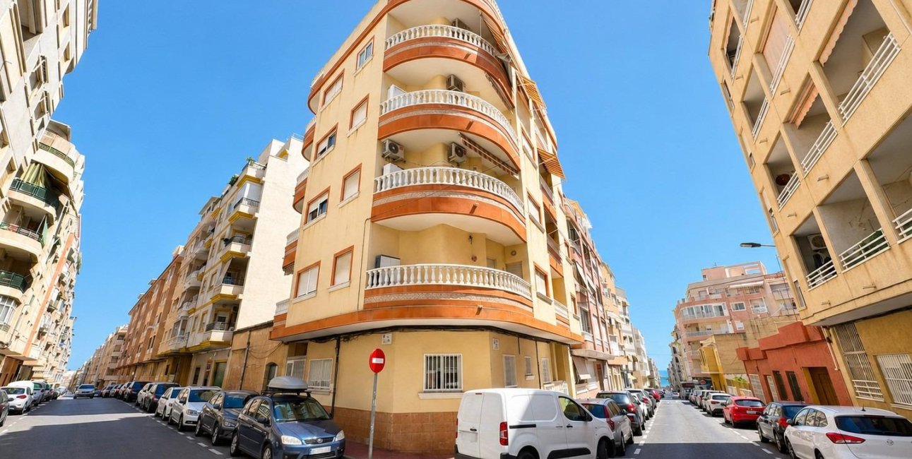 Resale - Apartment / flat -
Torrevieja - Playa del Cura