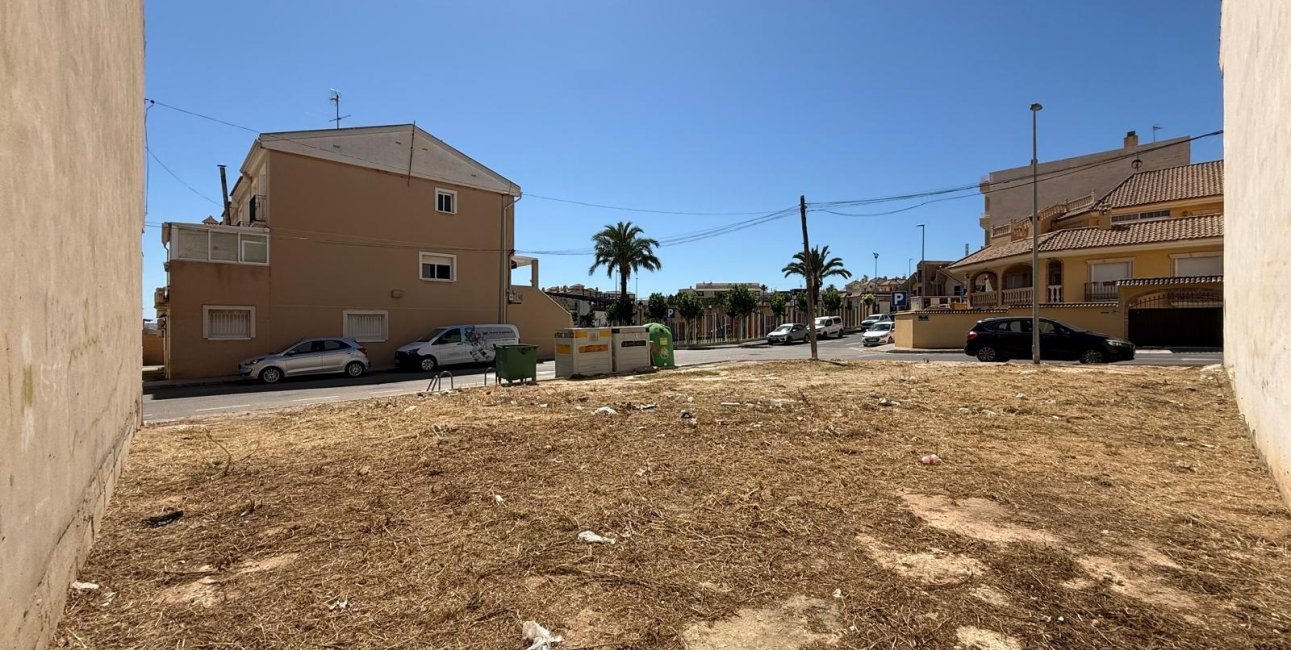Reventa - Parcela / Terreno -
San Miguel de Salinas - CENTRO URBANO