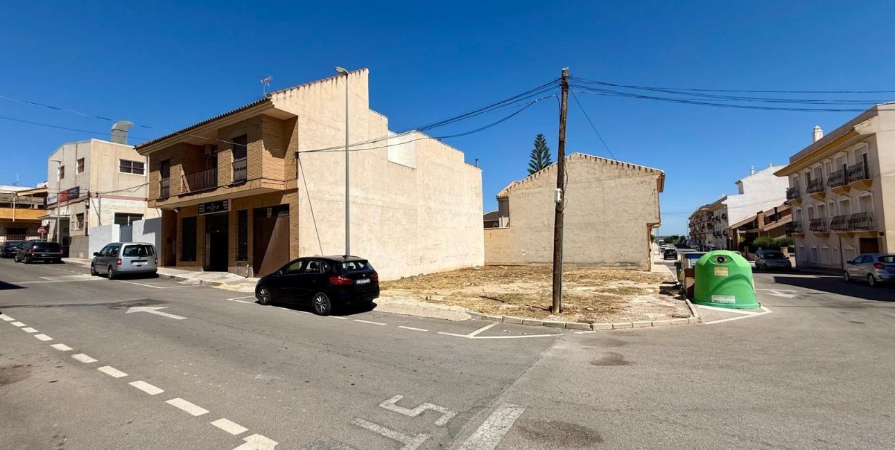 Reventa - Parcela / Terreno -
San Miguel de Salinas - CENTRO URBANO