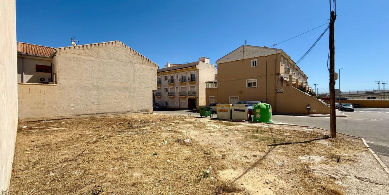 Reventa - Parcela / Terreno -
San Miguel de Salinas - CENTRO URBANO