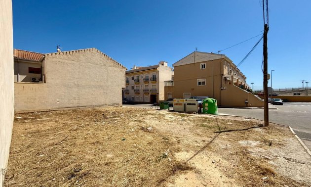 Reventa - Parcela / Terreno -
San Miguel de Salinas - CENTRO URBANO
