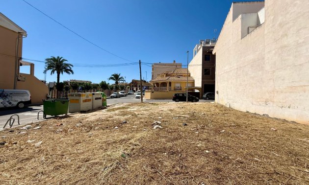 Reventa - Parcela / Terreno -
San Miguel de Salinas - CENTRO URBANO