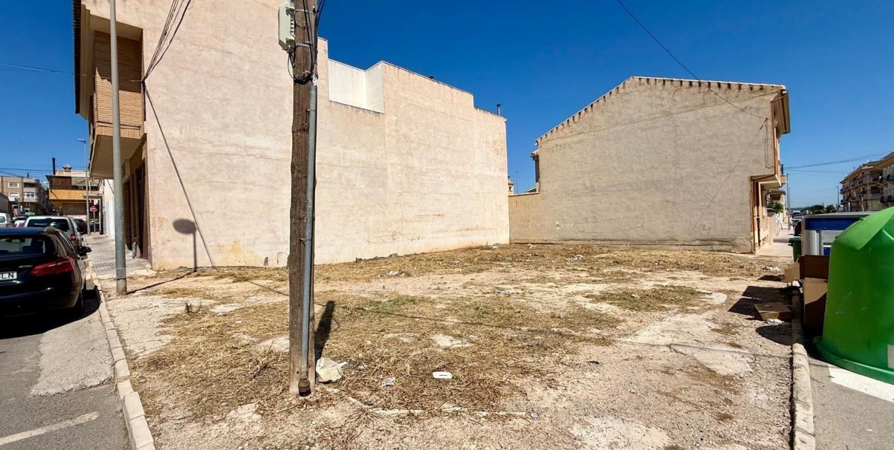 Reventa - Parcela / Terreno -
San Miguel de Salinas - CENTRO URBANO