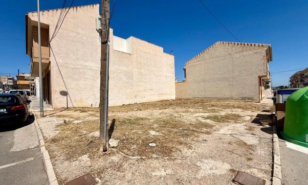 Reventa - Parcela / Terreno -
San Miguel de Salinas - CENTRO URBANO