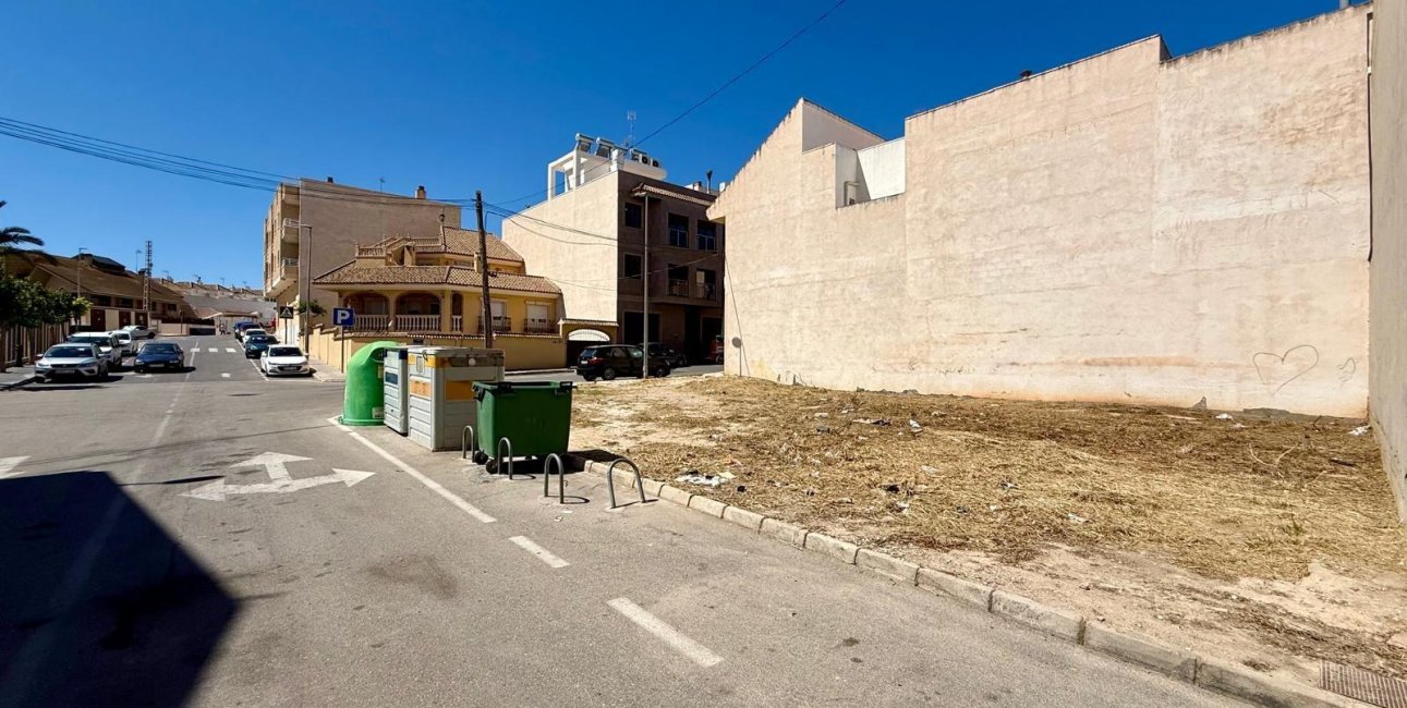 Reventa - Parcela / Terreno -
San Miguel de Salinas - CENTRO URBANO