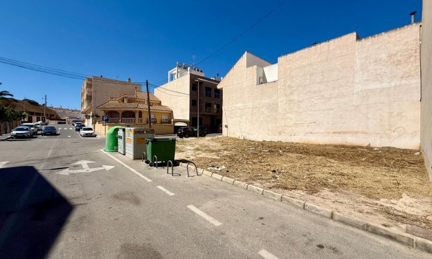 Reventa - Parcela / Terreno -
San Miguel de Salinas - CENTRO URBANO